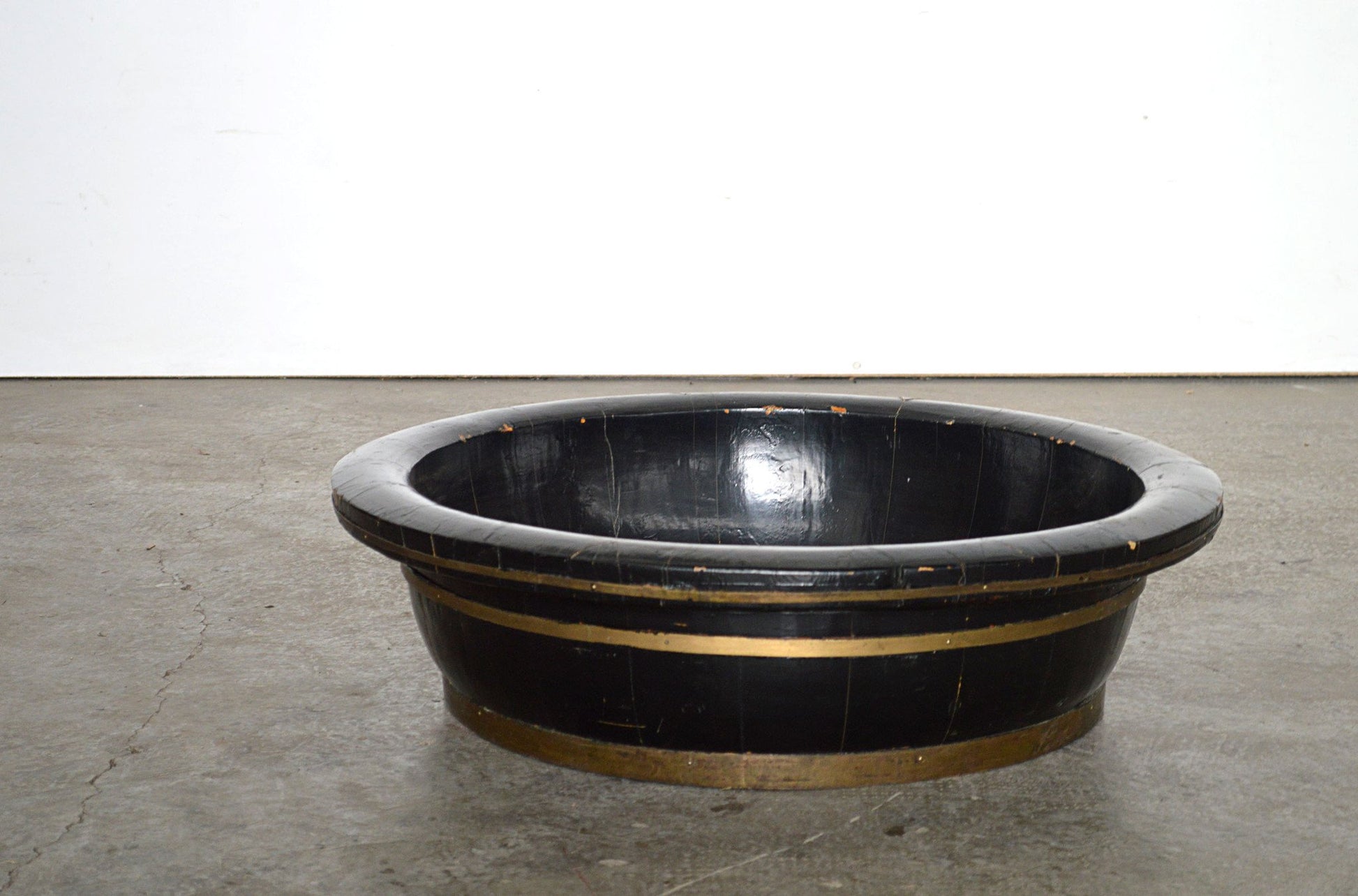 contenitore tondo cina laccato nero con borchia ottone artigianato etnico online