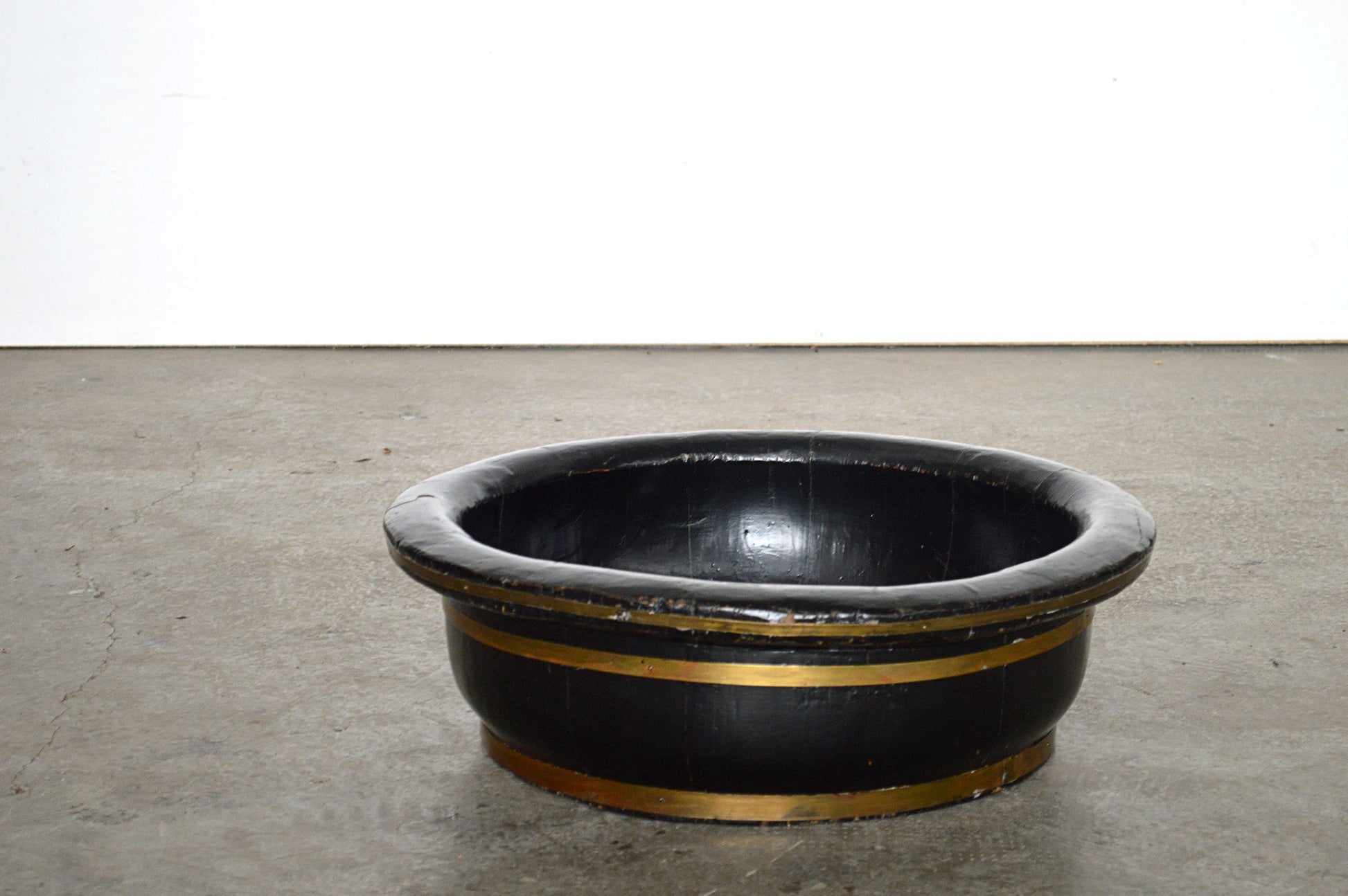 contenitore tondo cina laccato nero con borchia ottone artigianato etnico onlina 