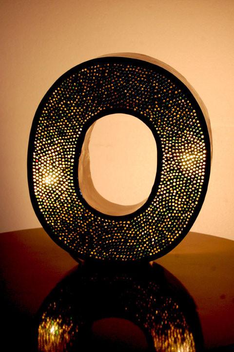 Lampada E Alphabet in Aluminio lavorato con inserti in vetro colorato -E LAMP- - lapagoda.net