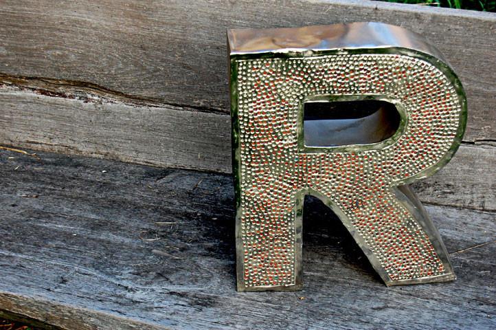 Lampada E Alphabet in Aluminio lavorato con inserti in vetro colorato -E LAMP- - lapagoda.net