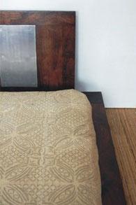 Letto etnico matrimoniale con fusioni di alluminio in legno massello con doghe in legno finitura scura FP.975 - lapagoda.net