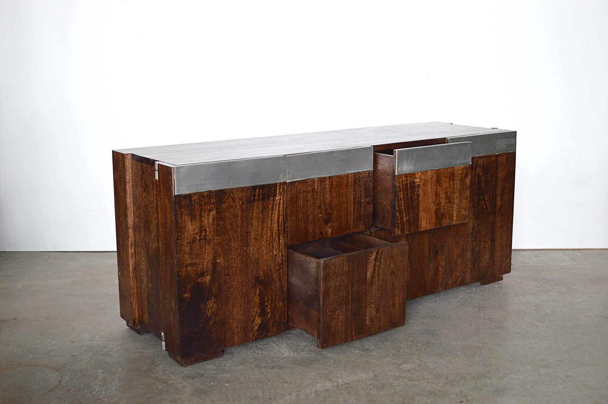 credenza moderna in legno massello di palissandro e placche di alluminio mobili etnici online mobili indian i online